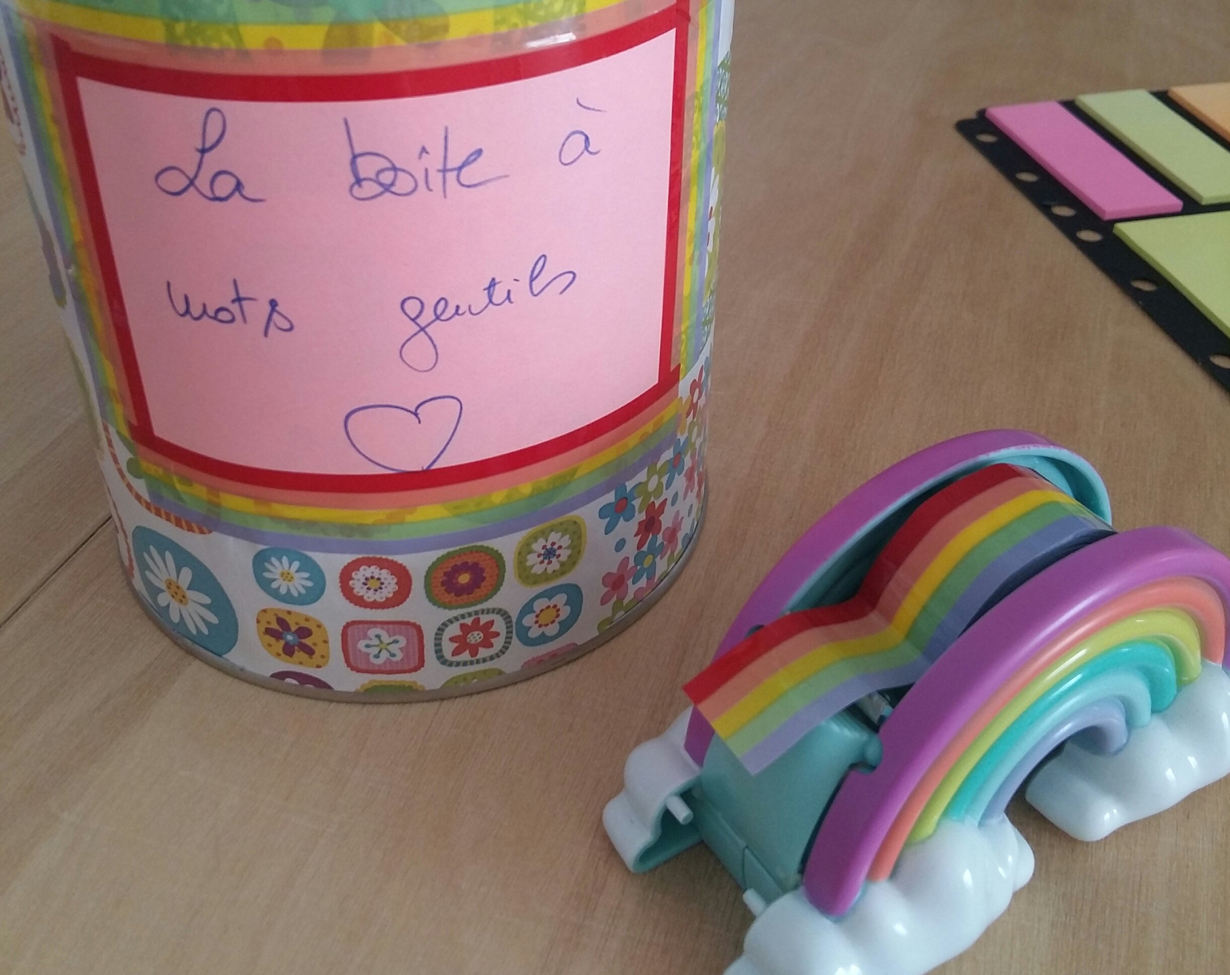 Boîte décorée de papier cadeau pour les rituels des boîtes