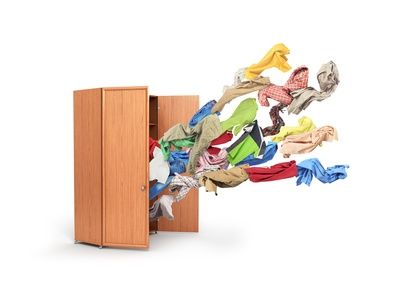 Armoire remplie de vêtements, image des encombrements qui empêchent d'accueillir du nouveau