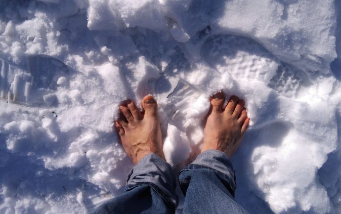 marcher-pieds-nus-dans-la-neige
